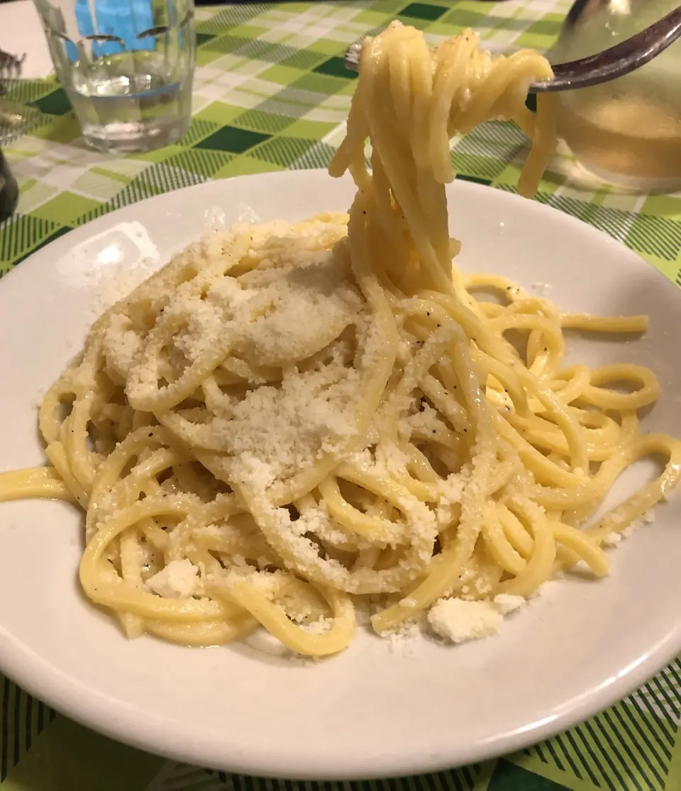 Cacio e pepe in una trattoria romana